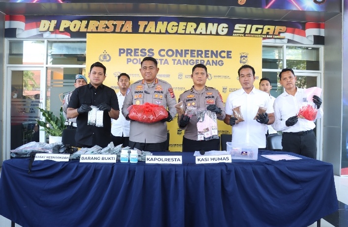 Sindikat narkotika sintetis memakai modus bungkus ayam goreng dan rokok untuk mengelabui petugas kepolisian.