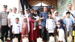 Santuni Anak Yatim dan Serahkan Bantuan Tani, Maesyal Rasyid Hadiri NGEMAS di Mekar Jaya