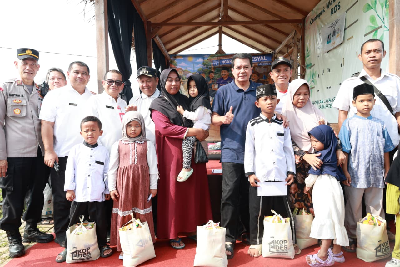 Maesyal Rasyid santuni anak yatim dan menyerahkan bantuan bibit, pupuk, serta traktor kepada kelompok tani.