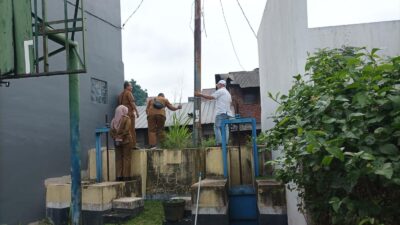 Rencana pembongkaran 31 rumah di Kali Ciputat menuai pro dan kontra. Warga terbelah antara bertahan atau relokasi.