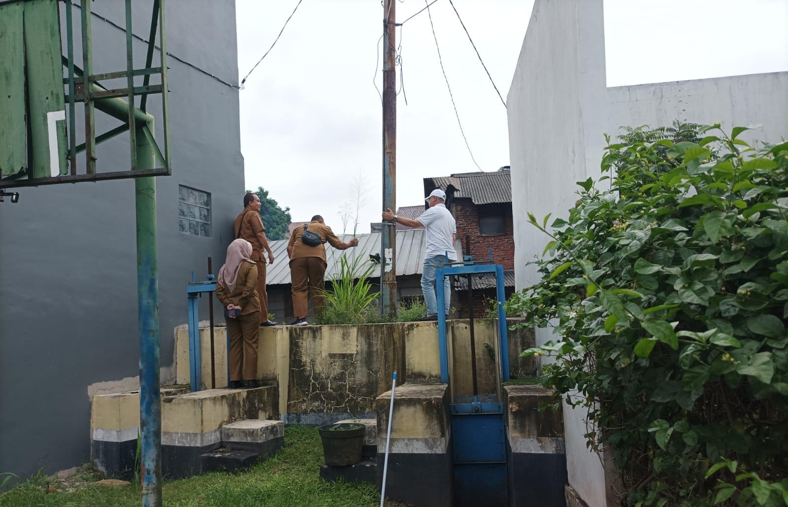 Rencana pembongkaran 31 rumah di Kali Ciputat menuai pro dan kontra. Warga terbelah antara bertahan atau relokasi.