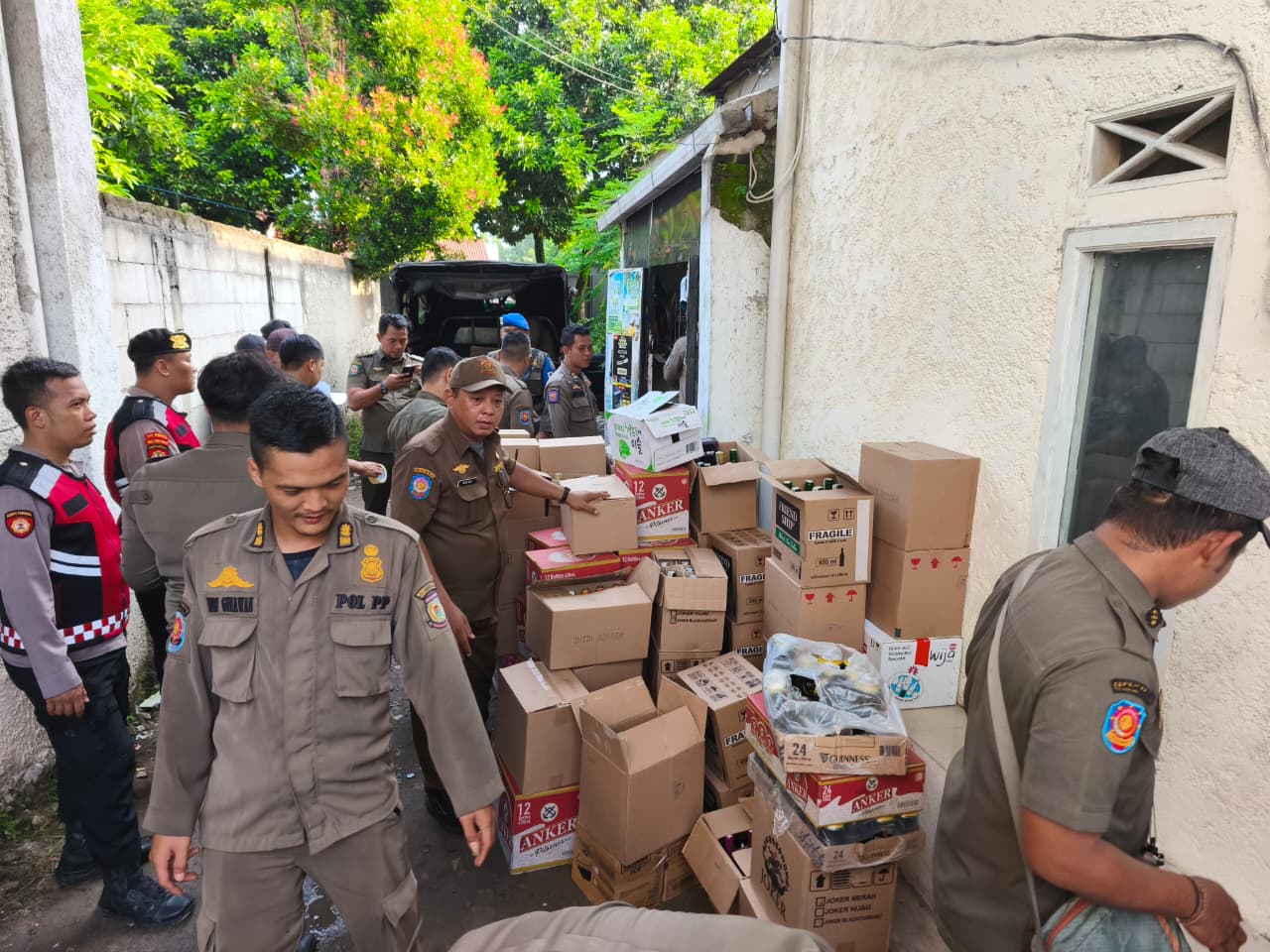 Satpol PP Tangsel bersama TNI-Polri gencar menertibkan peredaran miras dalam operasi gabungan di Serpong untuk menjaga keamanan wilayah.