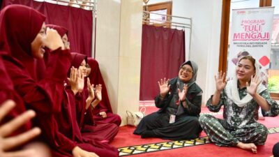 Vicky Shu tersentuh belajar Al-Qur’an dengan bahasa isyarat bersama santri tunarungu, soroti pentingnya akses inklusif bagi disabilitas.