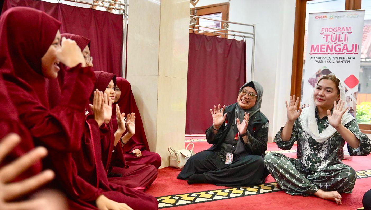 Vicky Shu tersentuh belajar Al-Qur’an dengan bahasa isyarat bersama santri tunarungu, soroti pentingnya akses inklusif bagi disabilitas.