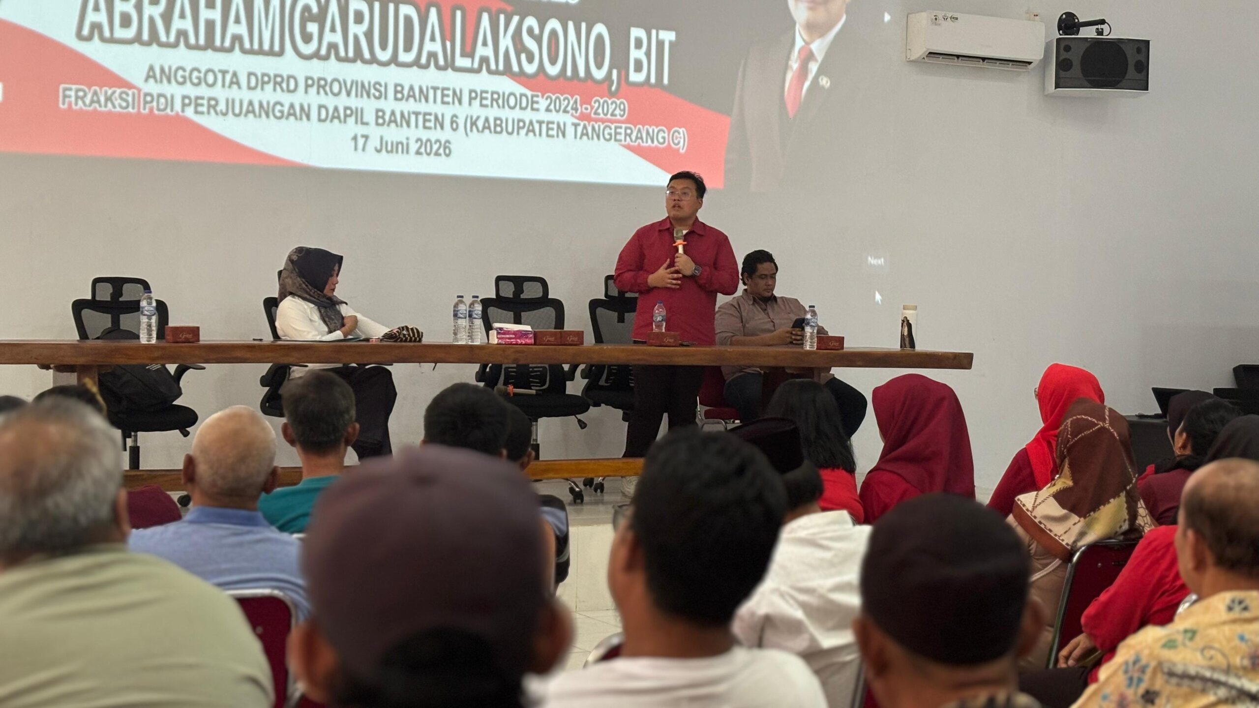 Abraham Garuda Laksono tegaskan komitmen PDI Perjuangan hadir untuk rakyat melalui reses dan pengawalan aspirasi warga.
