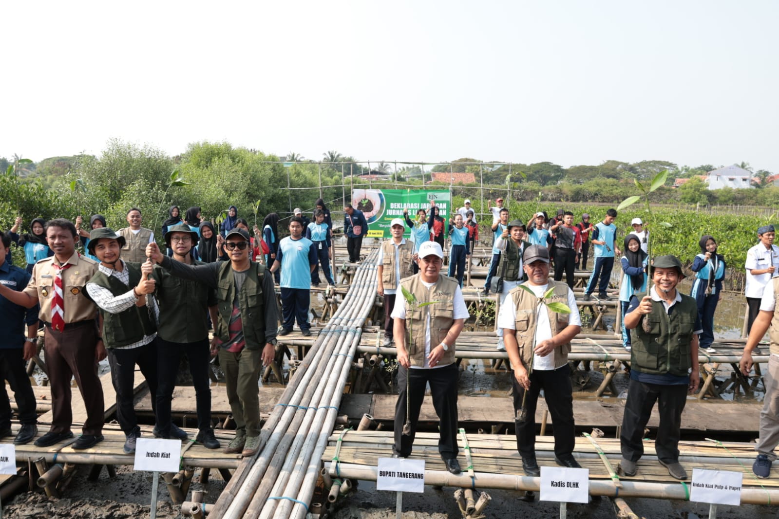 Deklarasi Environmental Journalist Network di Tangerang diwarnai penanaman 10 ribu mangrove sebagai aksi nyata pelestarian lingkungan.