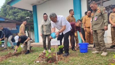 Hadapi cuaca yang kian panas, Pemkot Tangsel bersama IBLAM menanam 2.300 bibit pohon untuk menghijaukan Serpong Utara.