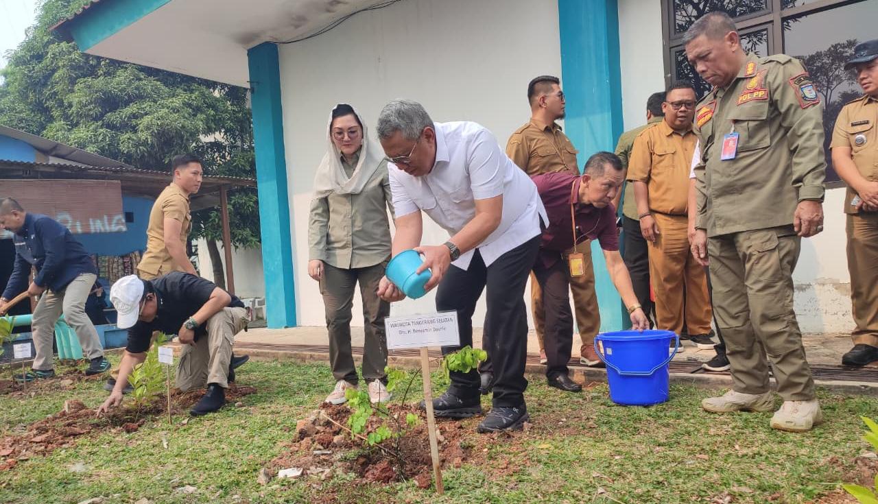Hadapi cuaca yang kian panas, Pemkot Tangsel bersama IBLAM menanam 2.300 bibit pohon untuk menghijaukan Serpong Utara.
