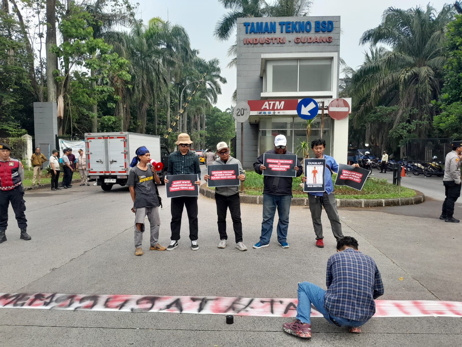 kalung desak KLH dan APH kasus pencemaran Cisadane, penegakan hukum dugaan pencemaran Sungai Cisadane Tangsel, kasus lingkungan Taman Tekno BSD belum tersangka