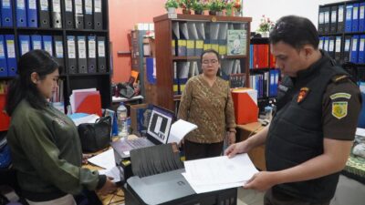 Penyidik Kejari Kabupaten Tangerang mengusut dugaan korupsi dana BOP dengan menggeledah PKBM Indonesia Negeriku di Kosambi.