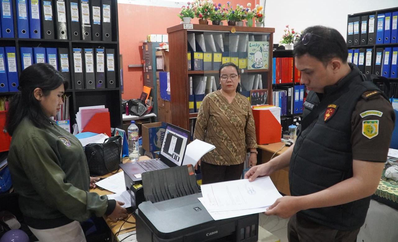 Penyidik Kejari Kabupaten Tangerang mengusut dugaan korupsi dana BOP dengan menggeledah PKBM Indonesia Negeriku di Kosambi.