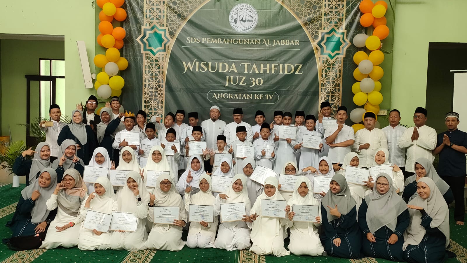 SDS Pembangunan Al Jabbar menggelar Wisuda Tahfidz Juz 30 Angkatan IV di Masjid Agung Al-Jabbar, apresiasi siswa penghafal Al-Qur’an.