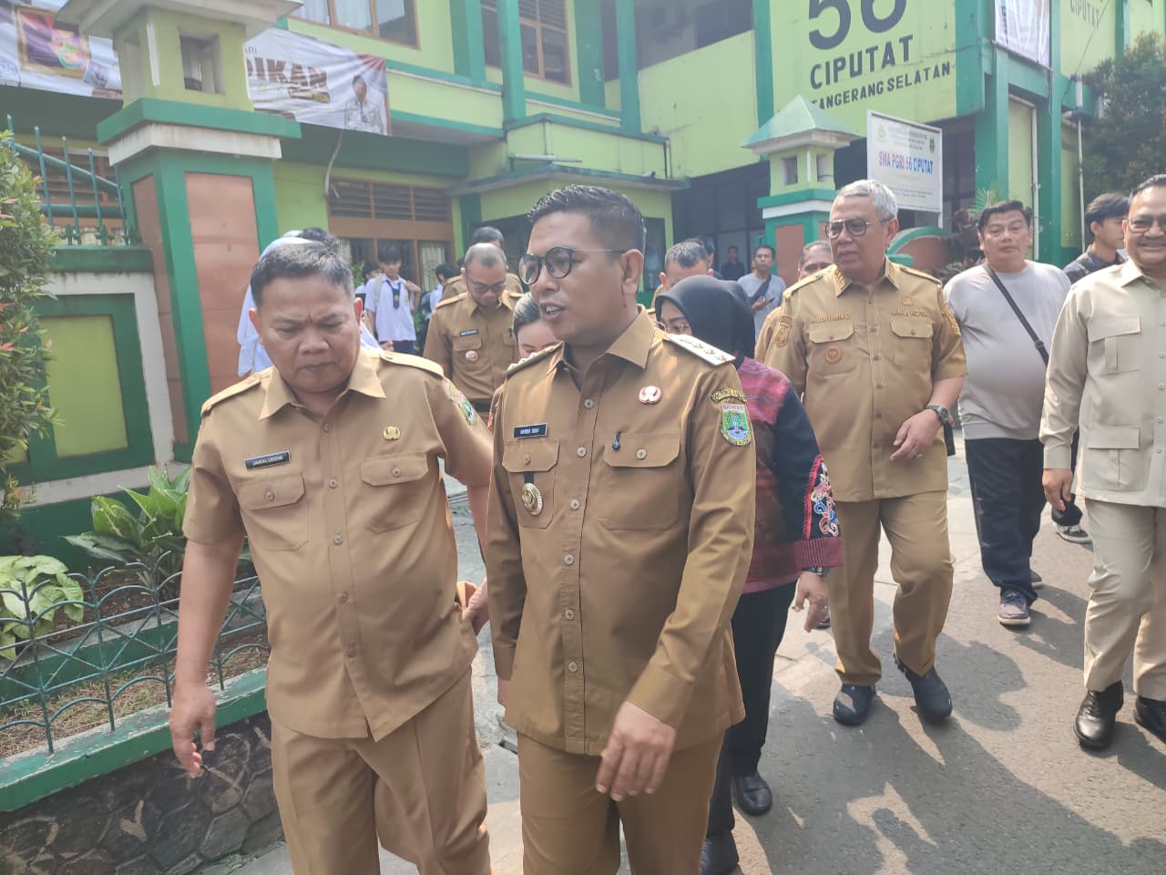 Andra Soni meminta sekolah, siswa, dan orang tua berkomitmen menyukseskan Program Sekolah Gratis di Banten.
