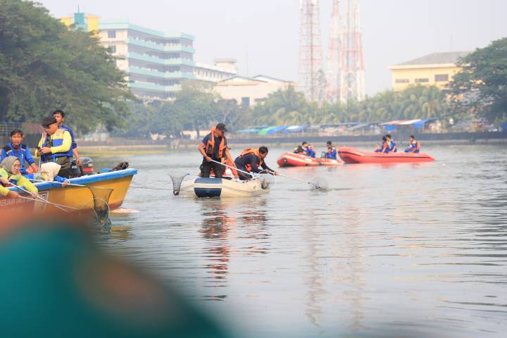 Aksi bersih Sungai Cisadane digelar massal dari Kampung Bekelir hingga Hutan Kota melibatkan relawan dan Pemkot Tangerang.