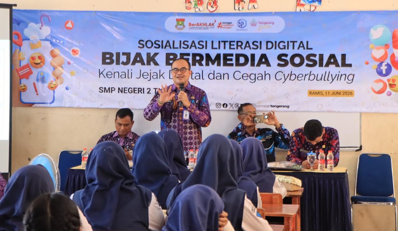 Diskominfo Kabupaten Tangerang mengedukasi siswa SMPN 2 Tigaraksa tentang literasi digital guna mencegah dampak negatif internet.