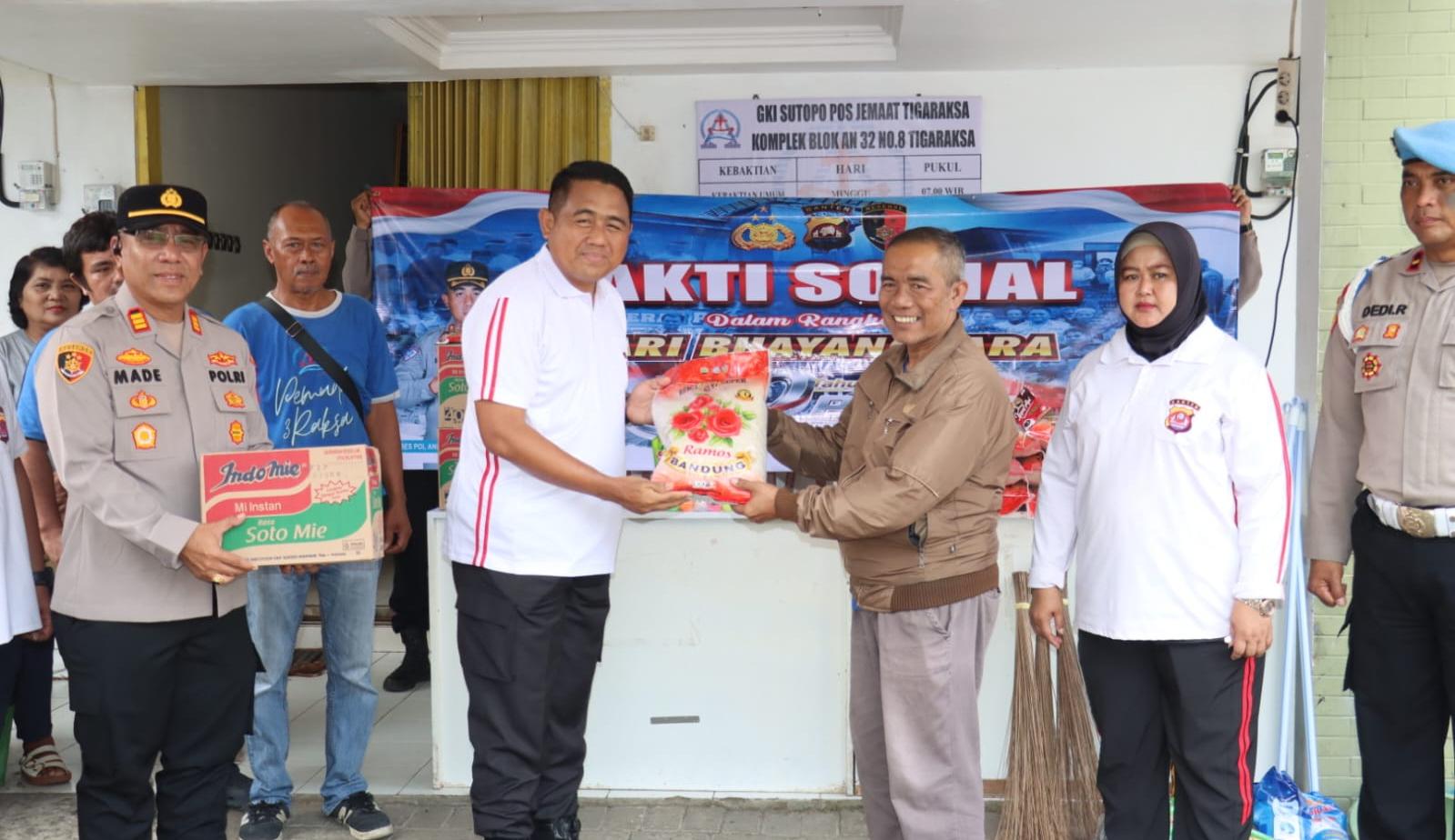 Polresta Tangerang gelar baksos di masjid, klenteng, dan gereja di Tigaraksa untuk mempererat hubungan Polri dan masyarakat.