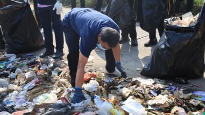 Aksi Jumat Bersih di Desa Tobat, Balaraja melibatkan berbagai elemen masyarakat guna meningkatkan kepedulian terhadap sampah.