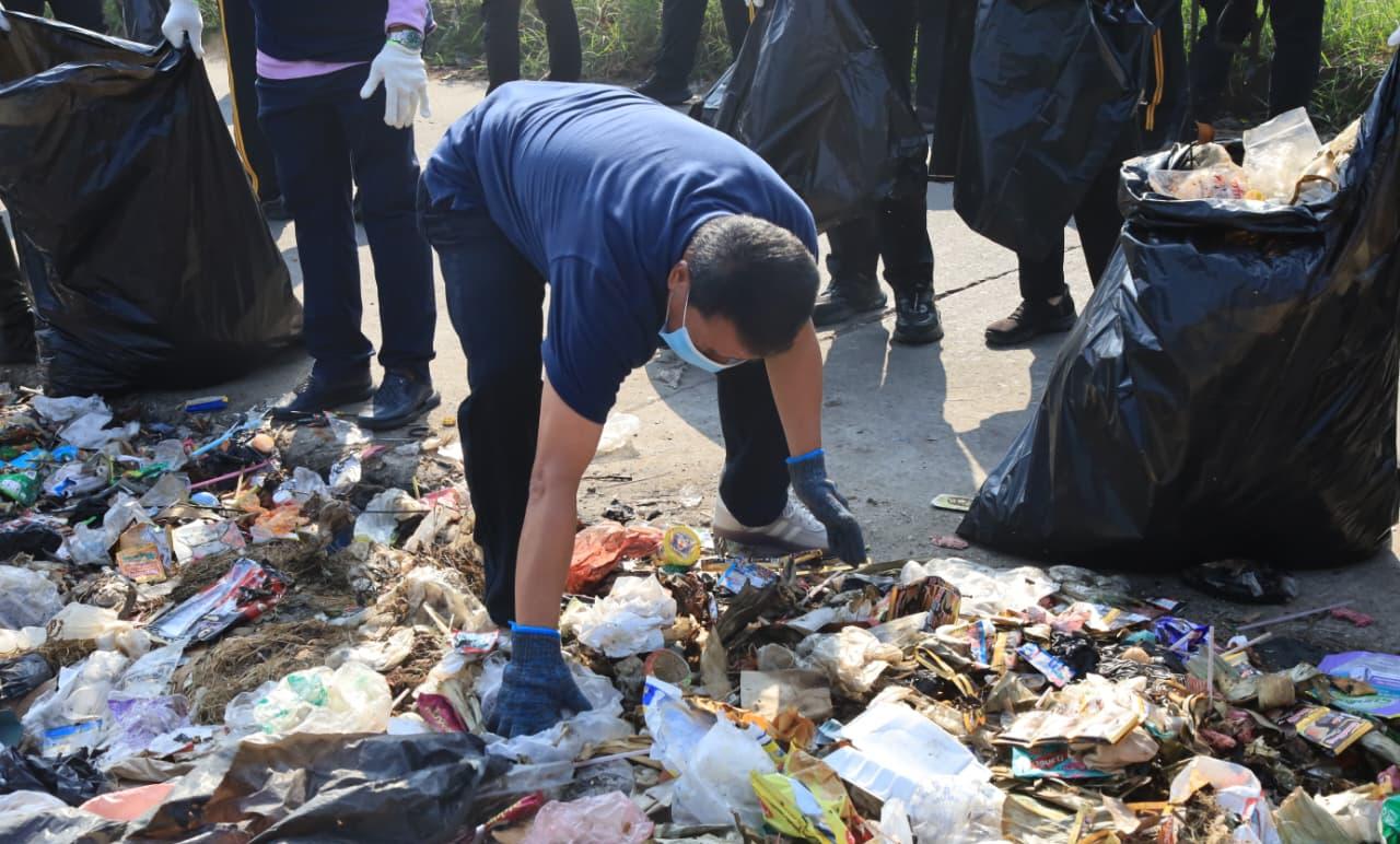Aksi Jumat Bersih di Desa Tobat, Balaraja melibatkan berbagai elemen masyarakat guna meningkatkan kepedulian terhadap sampah.
