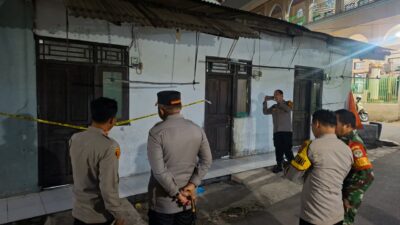 Seorang pedagang cilok ditemukan tewas di kontrakan Cikupa. Polisi menyelidiki dugaan pembunuhan sambil menunggu hasil autopsi.