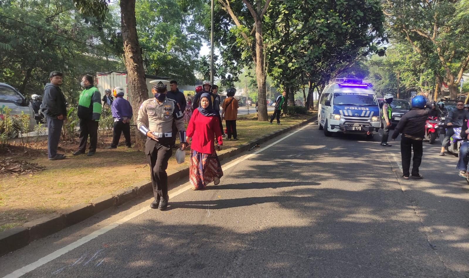 Satlantas Polresta Tangerang menyelidiki kecelakaan antara sepeda motor dan Toyota Innova yang menewaskan seorang perempuan.
