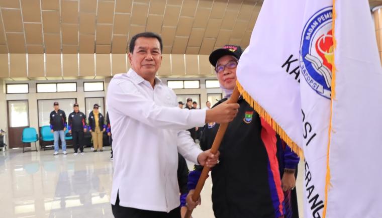Pemkab Tangerang melepas kontingen POPDA XII dan PEPAPERDA IX Banten, mendorong atlet tampil maksimal dan berprestasi.