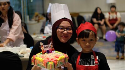 Atria Hotel Gading Serpong menghadirkan Mom & Kids Cake Decoration Challenge untuk mempererat kebersamaan orang tua dan anak.
