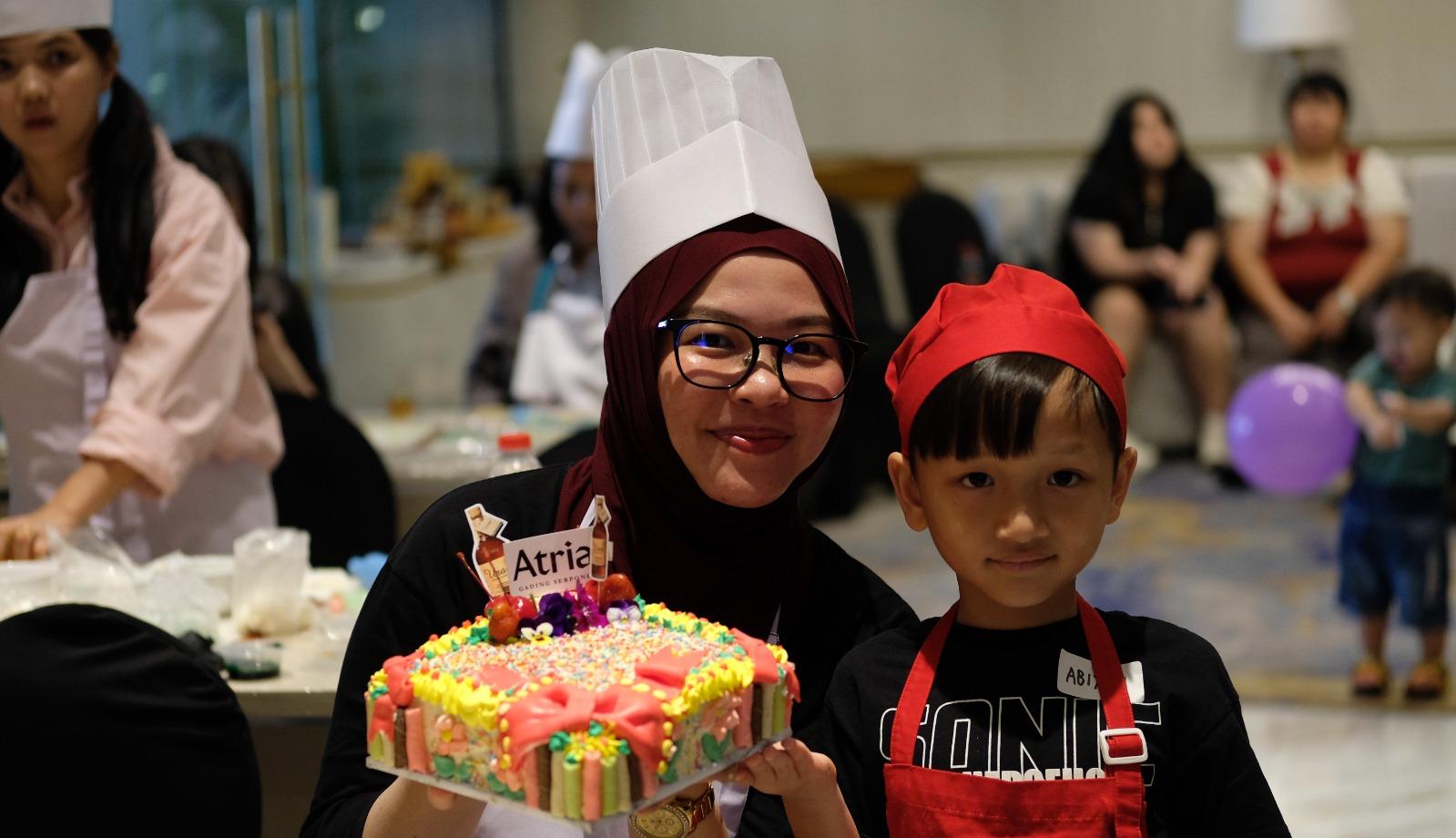 Atria Hotel Gading Serpong menghadirkan Mom & Kids Cake Decoration Challenge untuk mempererat kebersamaan orang tua dan anak.