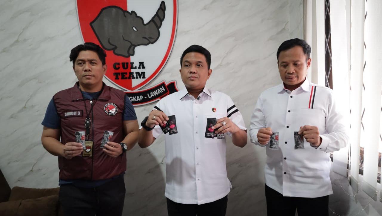 Polisi mengungkap penyelundupan Etomidate dalam vape melalui jasa ekspedisi. Sebanyak 195 cartridge disita di Kota Serang.