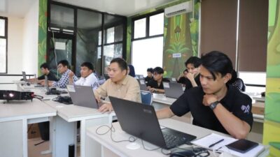 Puluhan pemuda Tangerang mengikuti pelatihan chatbot gratis untuk menguasai AI dan meningkatkan peluang di bisnis digital.