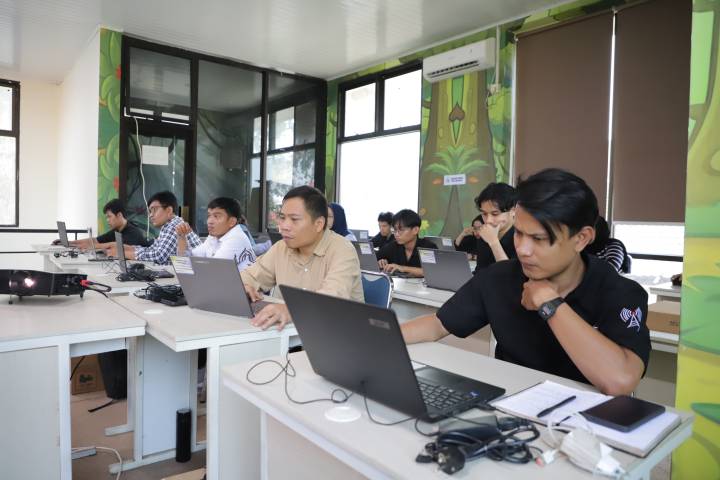 Puluhan pemuda Tangerang mengikuti pelatihan chatbot gratis untuk menguasai AI dan meningkatkan peluang di bisnis digital.