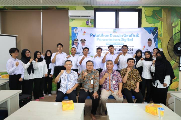 Disnaker Kota Tangerang membekali peserta dengan keterampilan desain dan percetakan digital untuk mendukung peluang kerja.