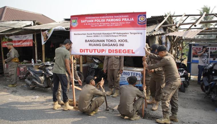Meski sempat mendapat penolakan pedagang, penertiban 81 bangunan di eks TPPS Pasar Cisoka tetap berjalan sesuai prosedur.
