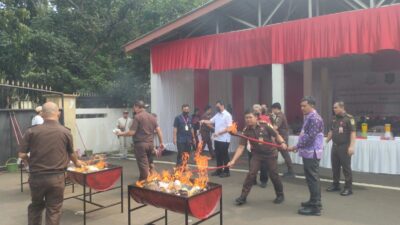 Kejari Kabupaten Tangerang musnahkan sabu, ganja, obat terlarang, senjata api, dan puluhan barang bukti dari 65 perkara inkrah.