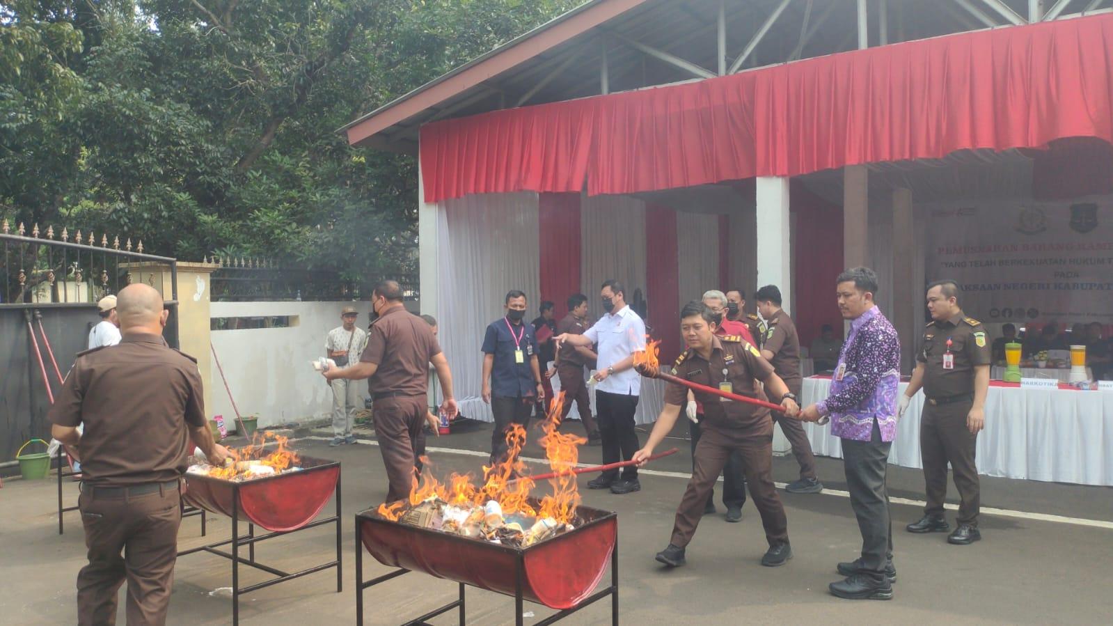 Kejari Kabupaten Tangerang musnahkan sabu, ganja, obat terlarang, senjata api, dan puluhan barang bukti dari 65 perkara inkrah.