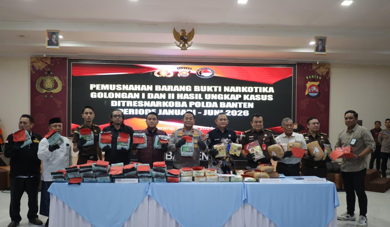 Polda Banten memusnahkan barang bukti narkotika senilai Rp90,5 miliar hasil pengungkapan lima jaringan narkoba sepanjang Januari–Juni 2026.