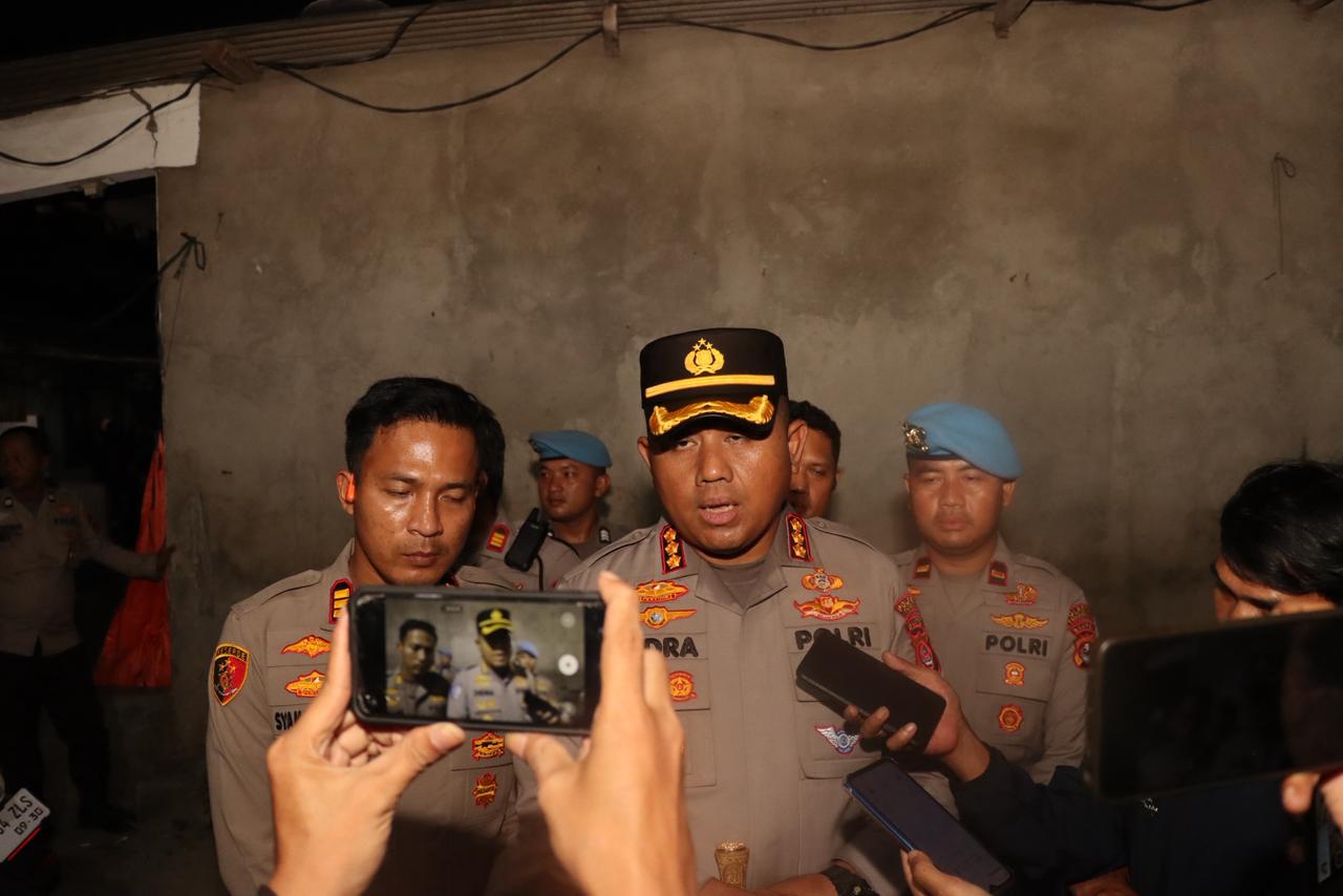 Polresta Tangerang tangkap dua terduga pelaku pembunuhan pedagang cilok di Cikupa. Polisi masih dalami motif dan peran masing-masing pelaku.