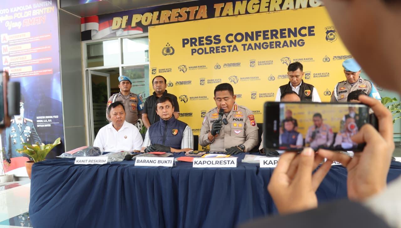 Polisi mengungkap komplotan pemerasan yang mengaku aparat kepolisian di Kabupaten Tangerang. Empat pelaku lain masih diburu.