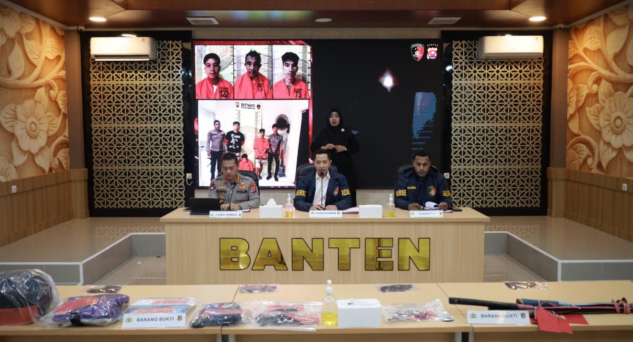 Ditreskrimum Polda Banten mengungkap jaringan curanmor lintas daerah, menyita 13 motor curian dan satu senpi rakitan.