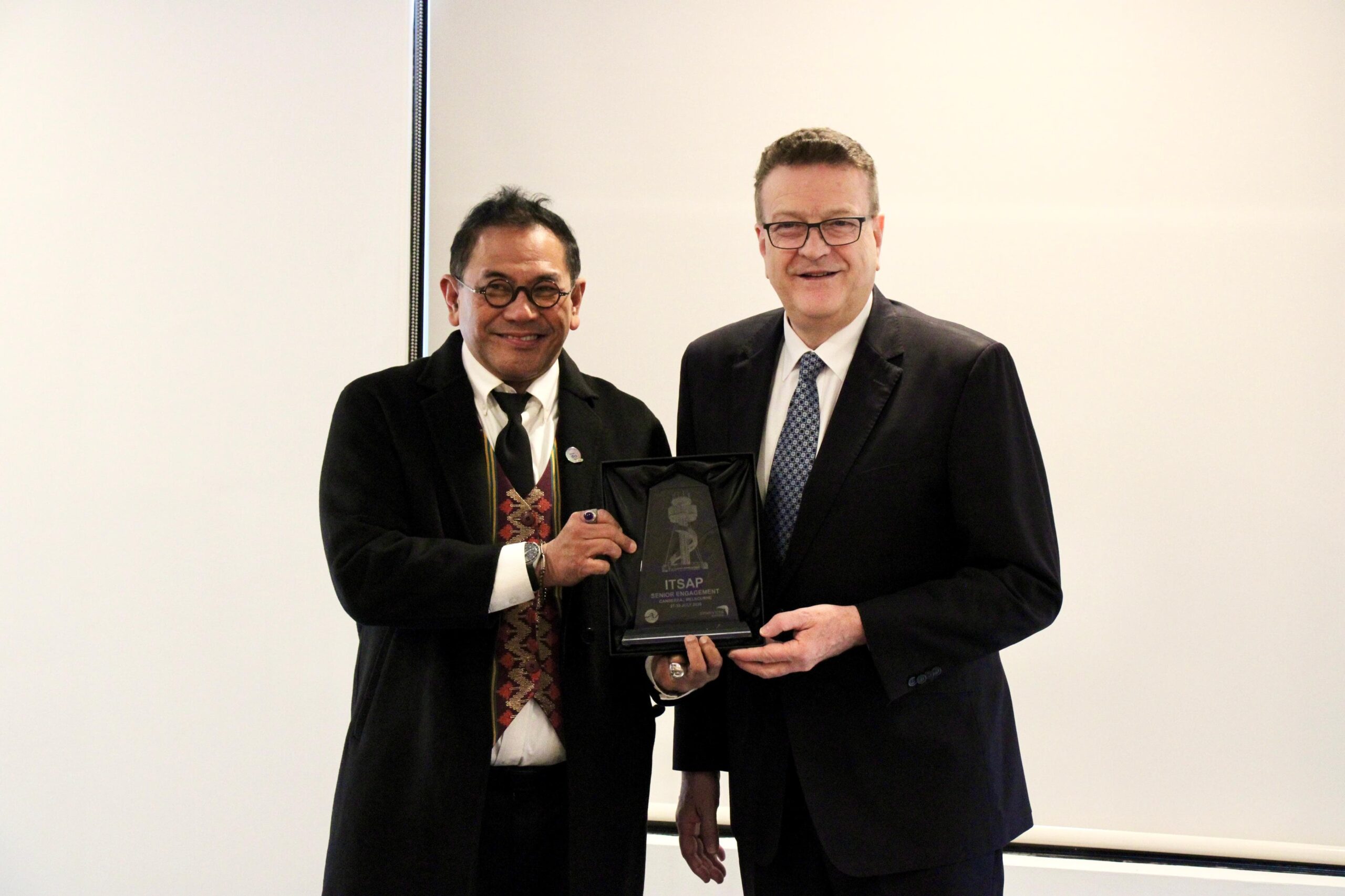 AirNav Indonesia bersama Airservices Australia menandatangani MoU guna meningkatkan keselamatan dan efisiensi navigasi penerbangan.