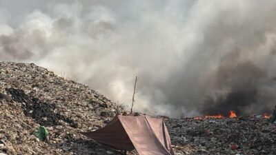Kebakaran TPA Jatiwaringin di Kabupaten Tangerang masih berlangsung. BNPB turunkan dua helikopter water bombing dan 10 unit damkar.