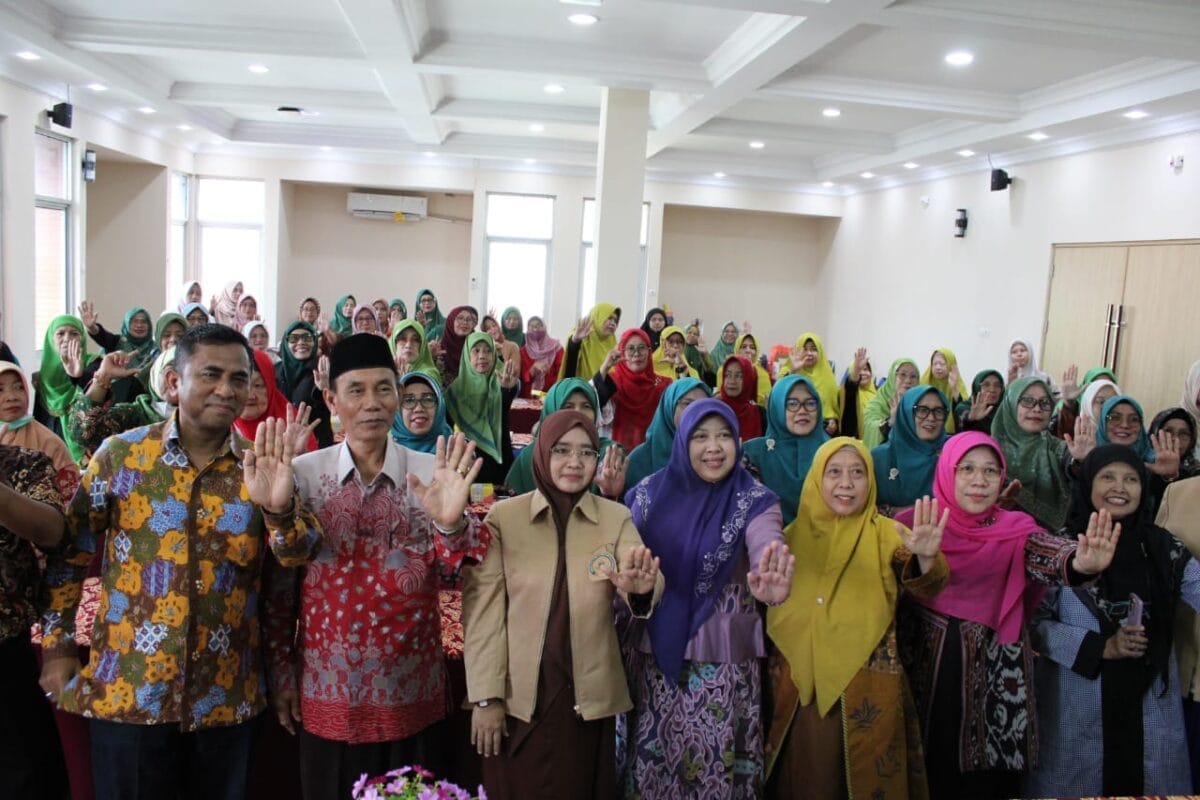 Seminar Hari Anak Nasional 2026 UIN SSC bahas peran orang tua dalam melindungi anak dari tantangan teknologi digital.