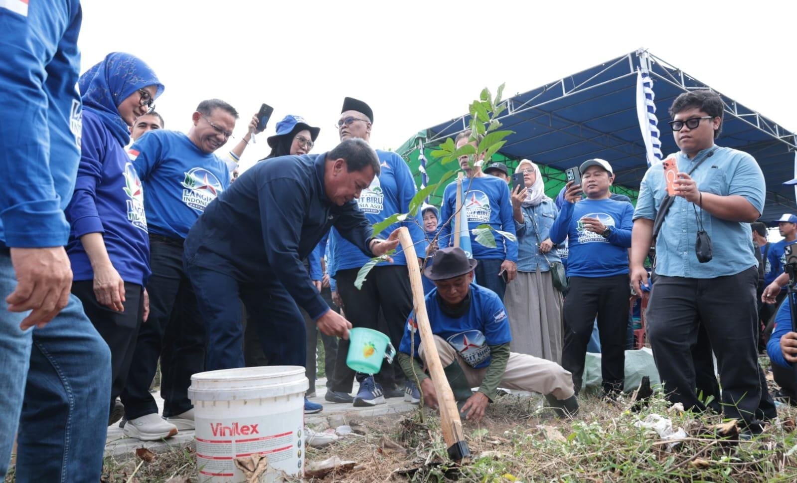 Bupati Tangerang bersama masyarakat melakukan aksi bersih lingkungan dan tanam pohon untuk wujudkan daerah yang asri.