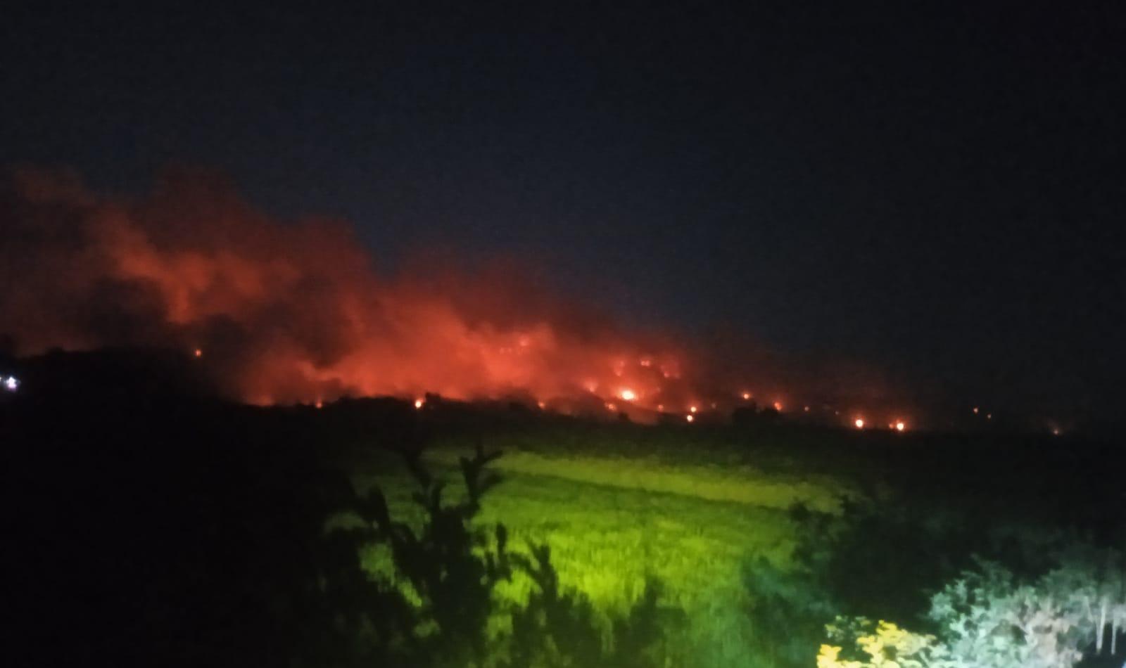 Kronologi kebakaran TPA Jatiwaringin Tangerang sejak Selasa hingga Rabu malam. Pemadaman terus dilakukan meski terkendala angin.