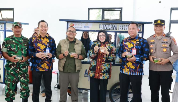 Sebanyak 16 perempuan kepala keluarga di Kronjo menerima bantuan gerobak mie ayam dari Pemkab Tangerang untuk memulai usaha mandiri.