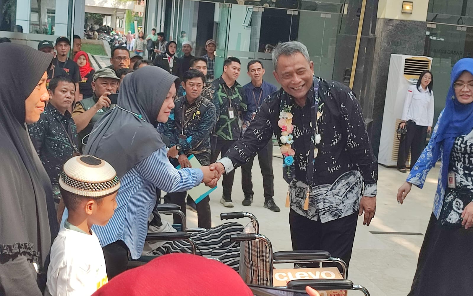 Sebanyak Rp1,27 miliar bantuan sosial disalurkan Kemensos untuk mendukung kesejahteraan masyarakat Kota Tangerang Selatan.