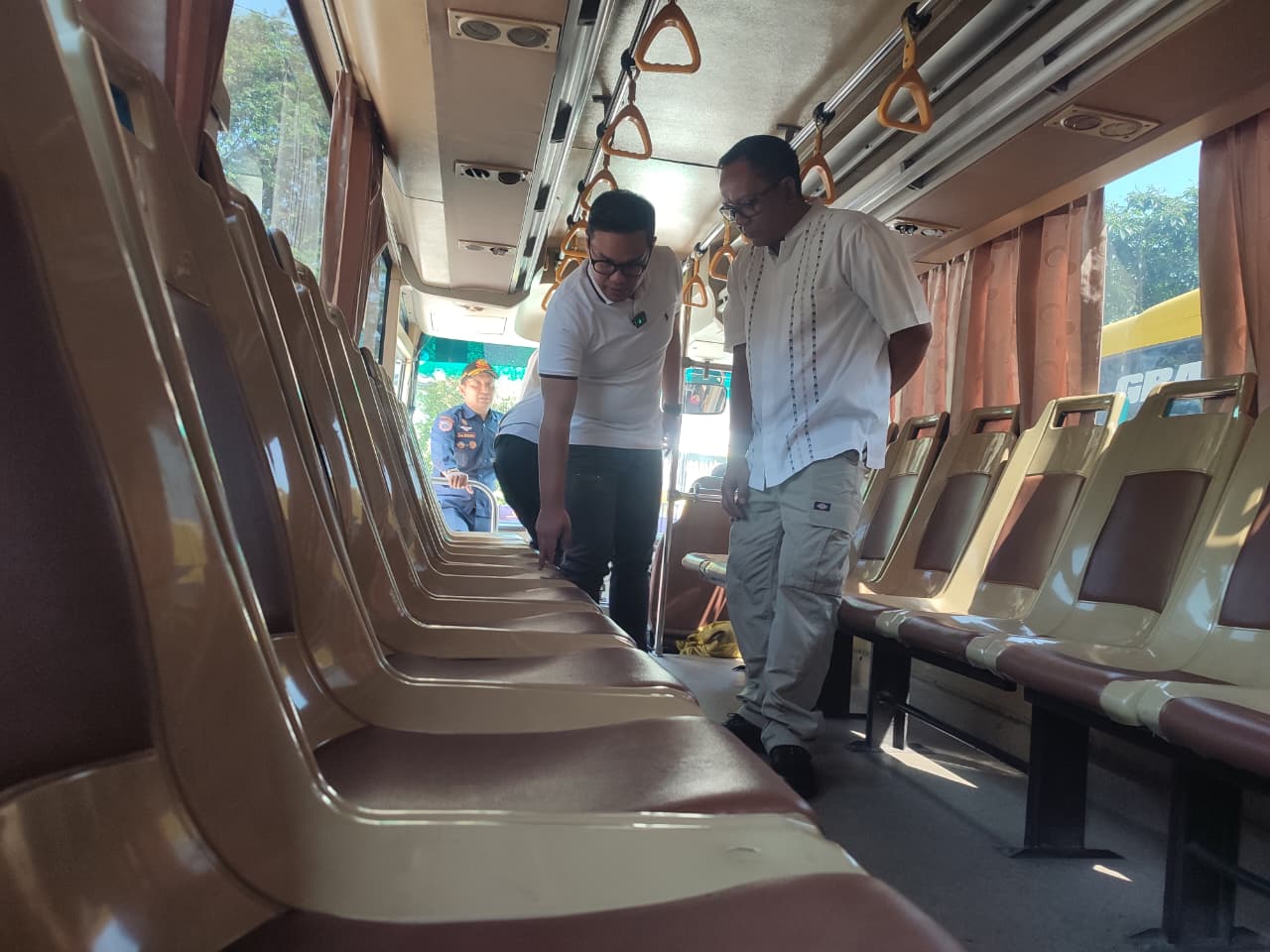 Dishub Tangsel memastikan operasional bus sekolah gratis tetap berjalan hingga akhir 2026 meski terjadi kenaikan harga BBM.