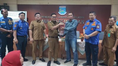 Damkar Tangsel bersama PLN mengedukasi masyarakat tentang keamanan instalasi listrik guna mencegah risiko kebakaran.