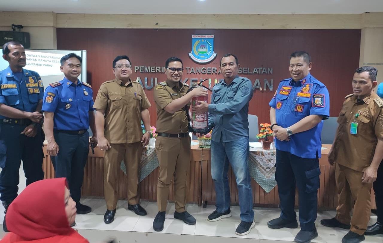 Damkar Tangsel bersama PLN mengedukasi masyarakat tentang keamanan instalasi listrik guna mencegah risiko kebakaran.