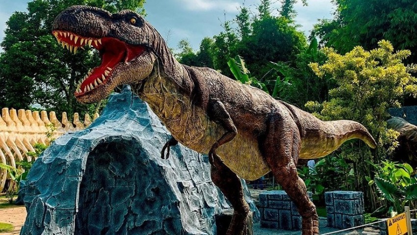 Garut Dinoland menawarkan wisata keluarga bertema dinosaurus dengan wahana seru, tiket terjangkau, dan pengalaman edukatif di Garut.