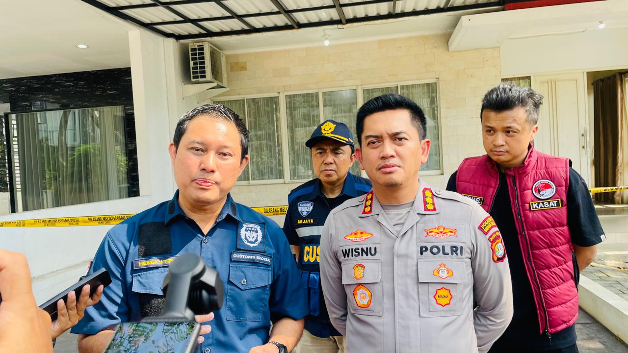 Bea Cukai dan Polres Bandara Soekarno-Hatta mengungkap sindikat peracikan etomidate yang beroperasi di kawasan PIK, Jakarta Utara.